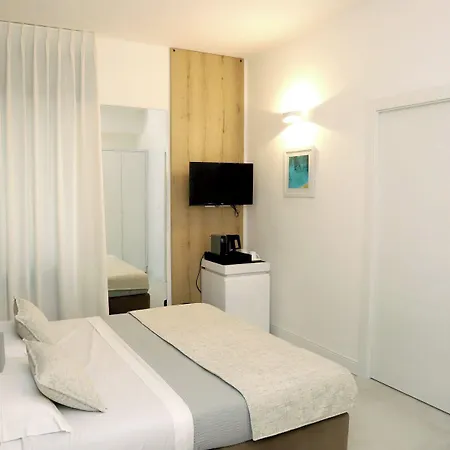 Lo Di Viale Lo Re & Caffe' בית הארחה